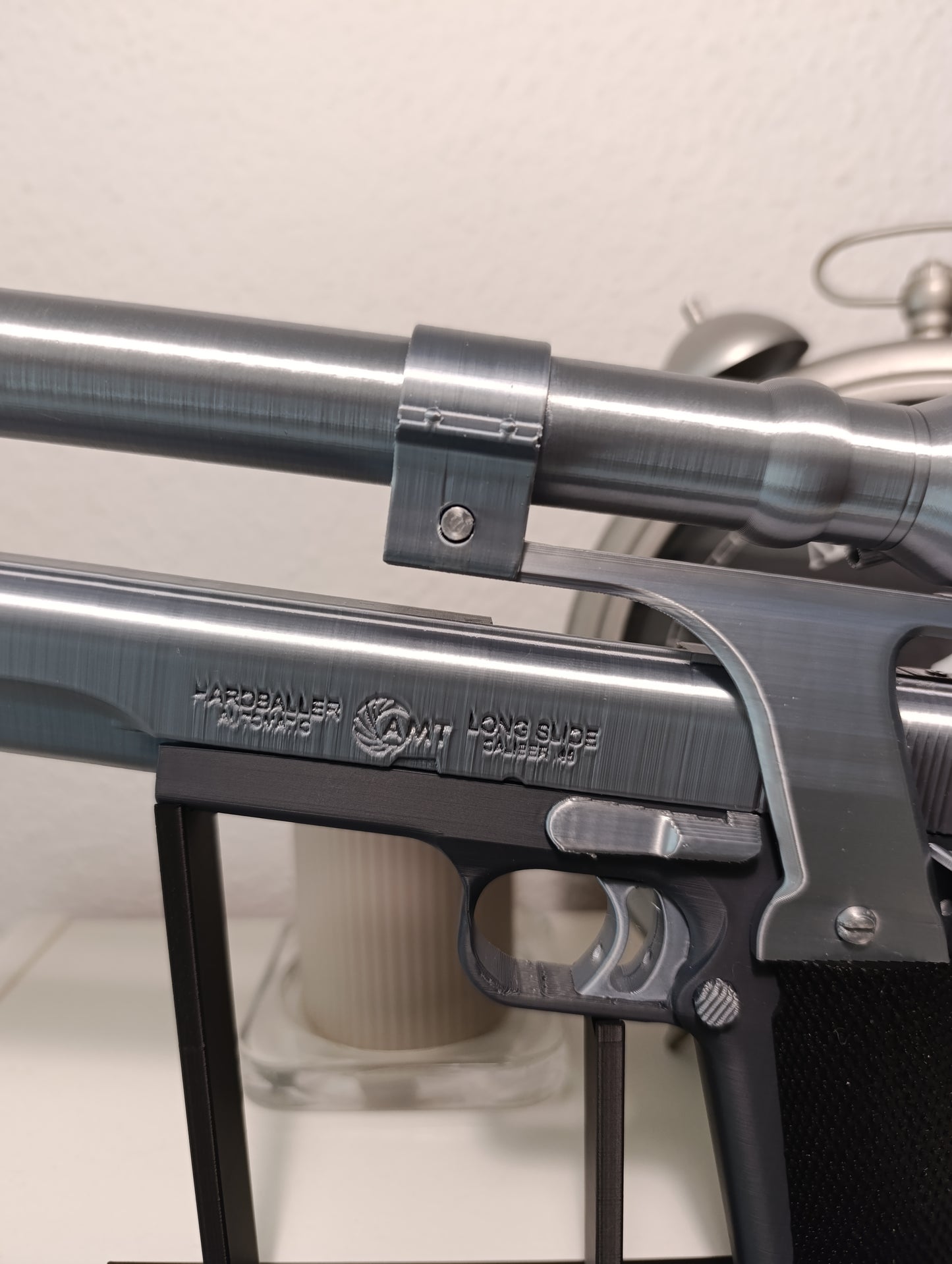 REPLICA DECORATIVA DE EXHIBICIÓN PISTOLA AMT Hardballer .45 Longslide de Terminator 1984