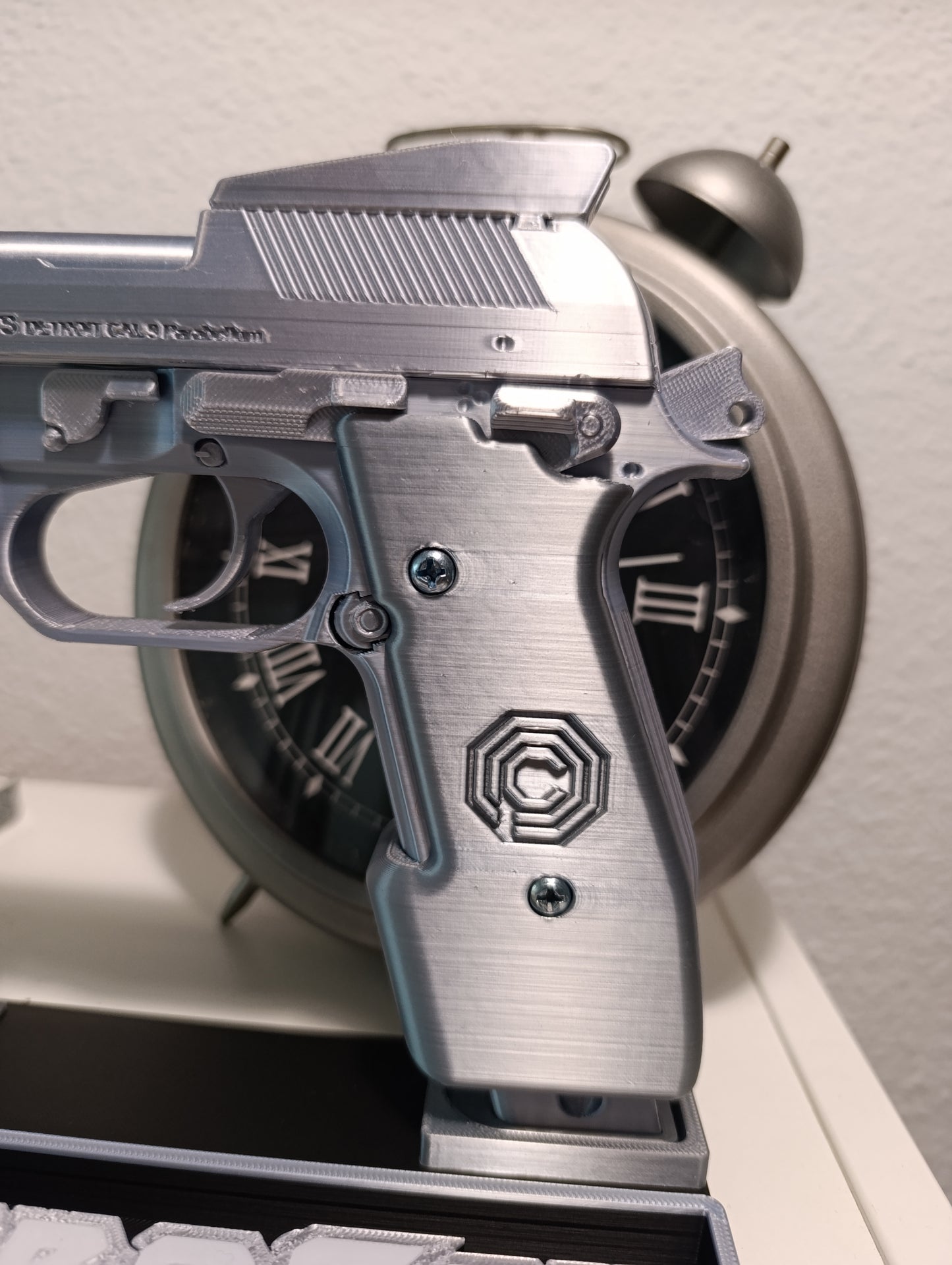 RÉPLICA DECORATIVA DE EXHIBICIÓN PISTOLA DE ROBOCOP 1987