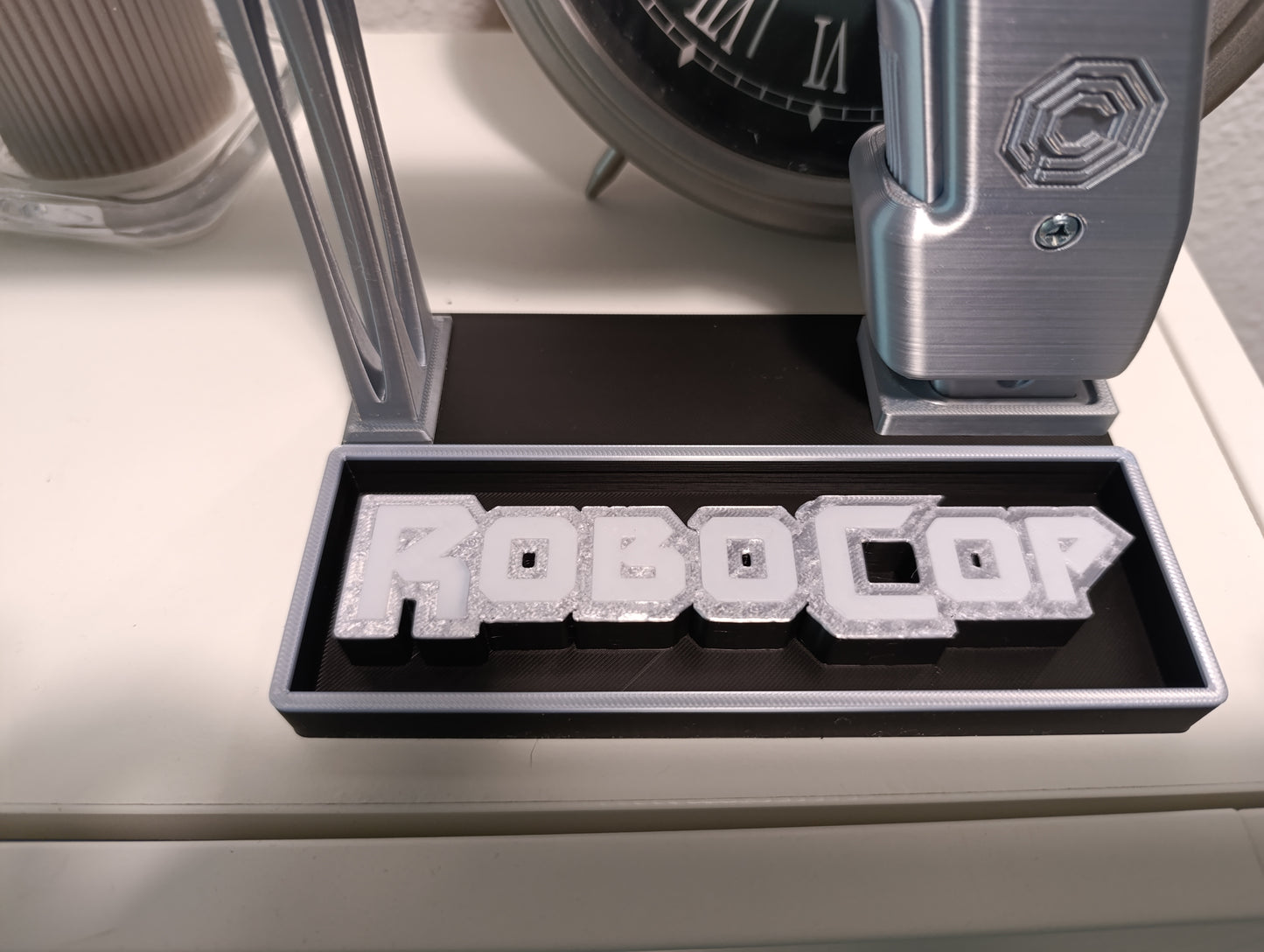 RÉPLICA DECORATIVA DE EXHIBICIÓN PISTOLA DE ROBOCOP 1987