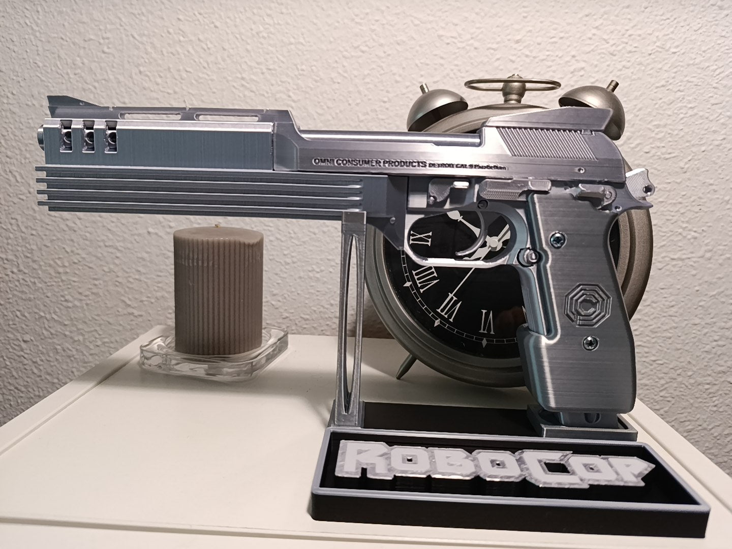 RÉPLICA DECORATIVA DE EXHIBICIÓN PISTOLA DE ROBOCOP 1987