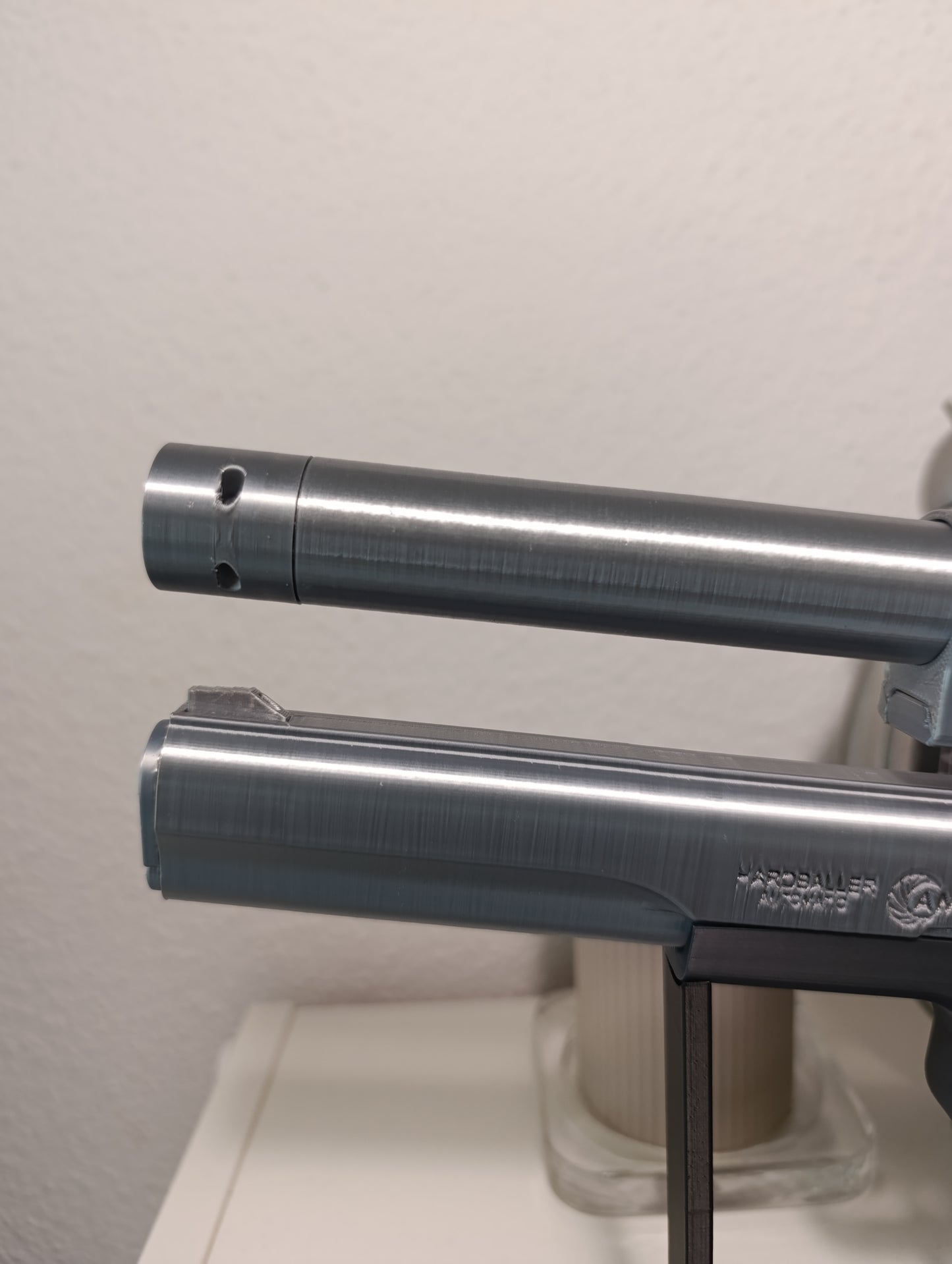 REPLICA DECORATIVA DE EXHIBICIÓN PISTOLA AMT Hardballer .45 Longslide de Terminator 1984