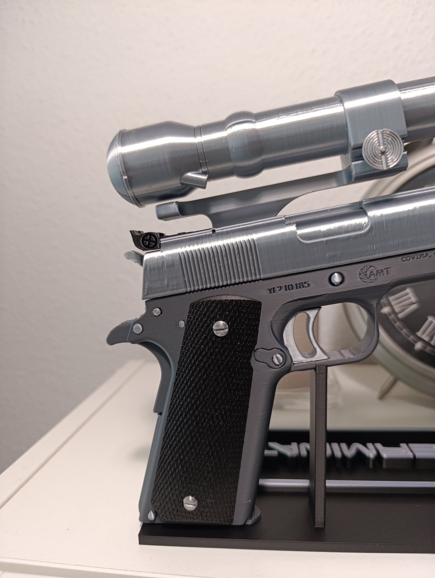REPLICA DECORATIVA DE EXHIBICIÓN PISTOLA AMT Hardballer .45 Longslide de Terminator 1984