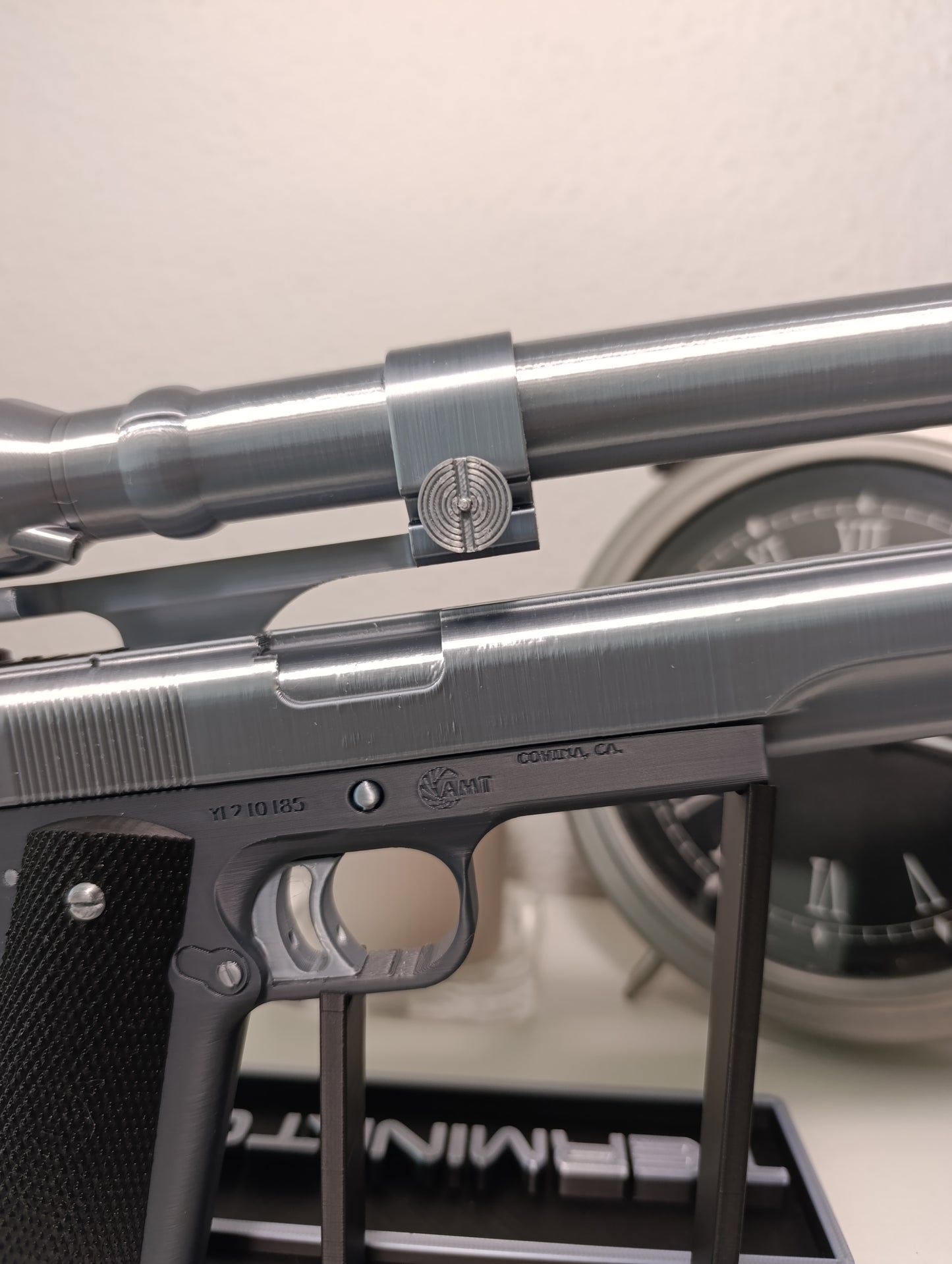 REPLICA DECORATIVA DE EXHIBICIÓN PISTOLA AMT Hardballer .45 Longslide de Terminator 1984
