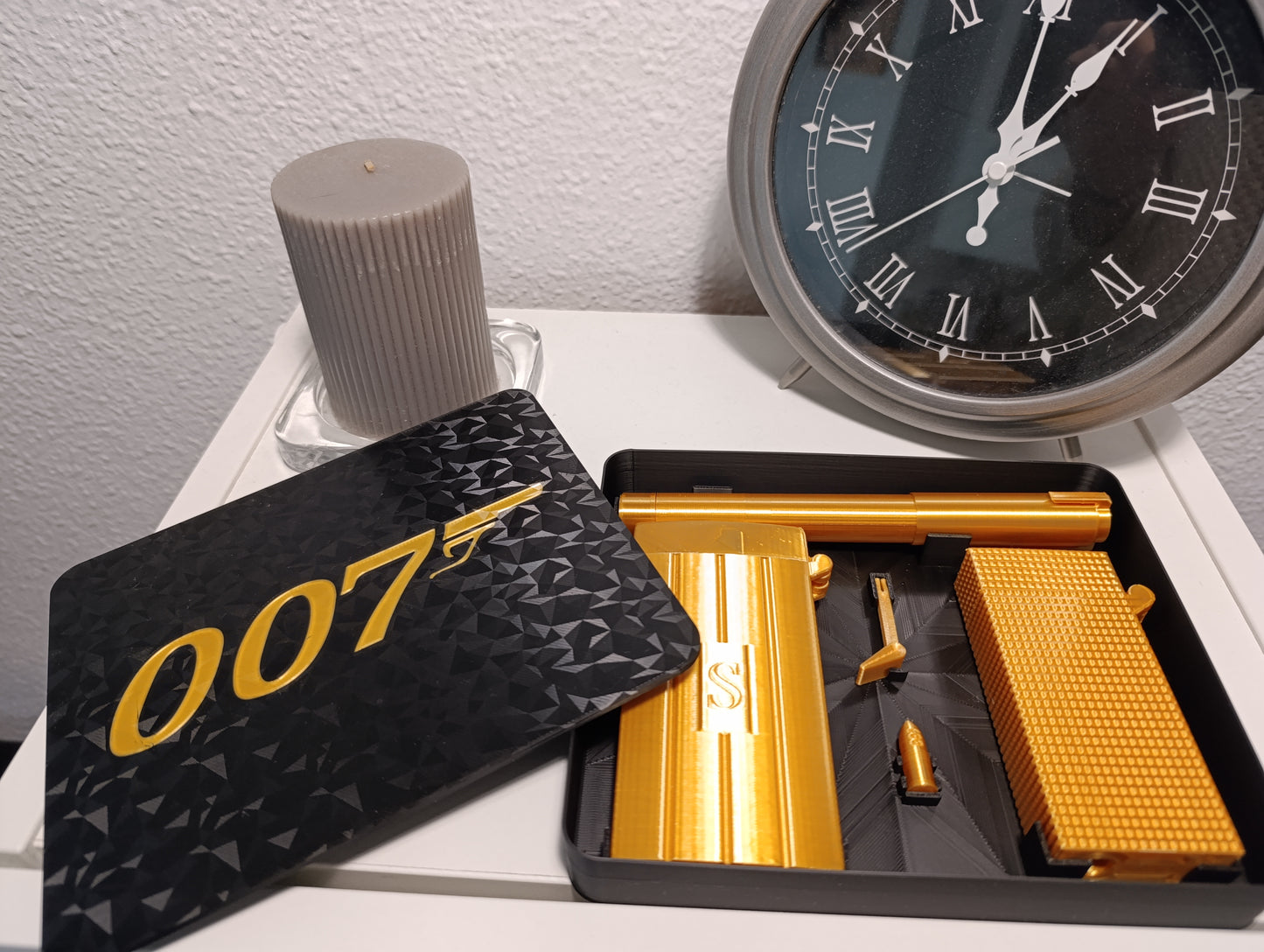 REPLICA DECORATIVA DE EXHIBICIÓN DE LA PISTOLA DE ORO DE JAMES BOND