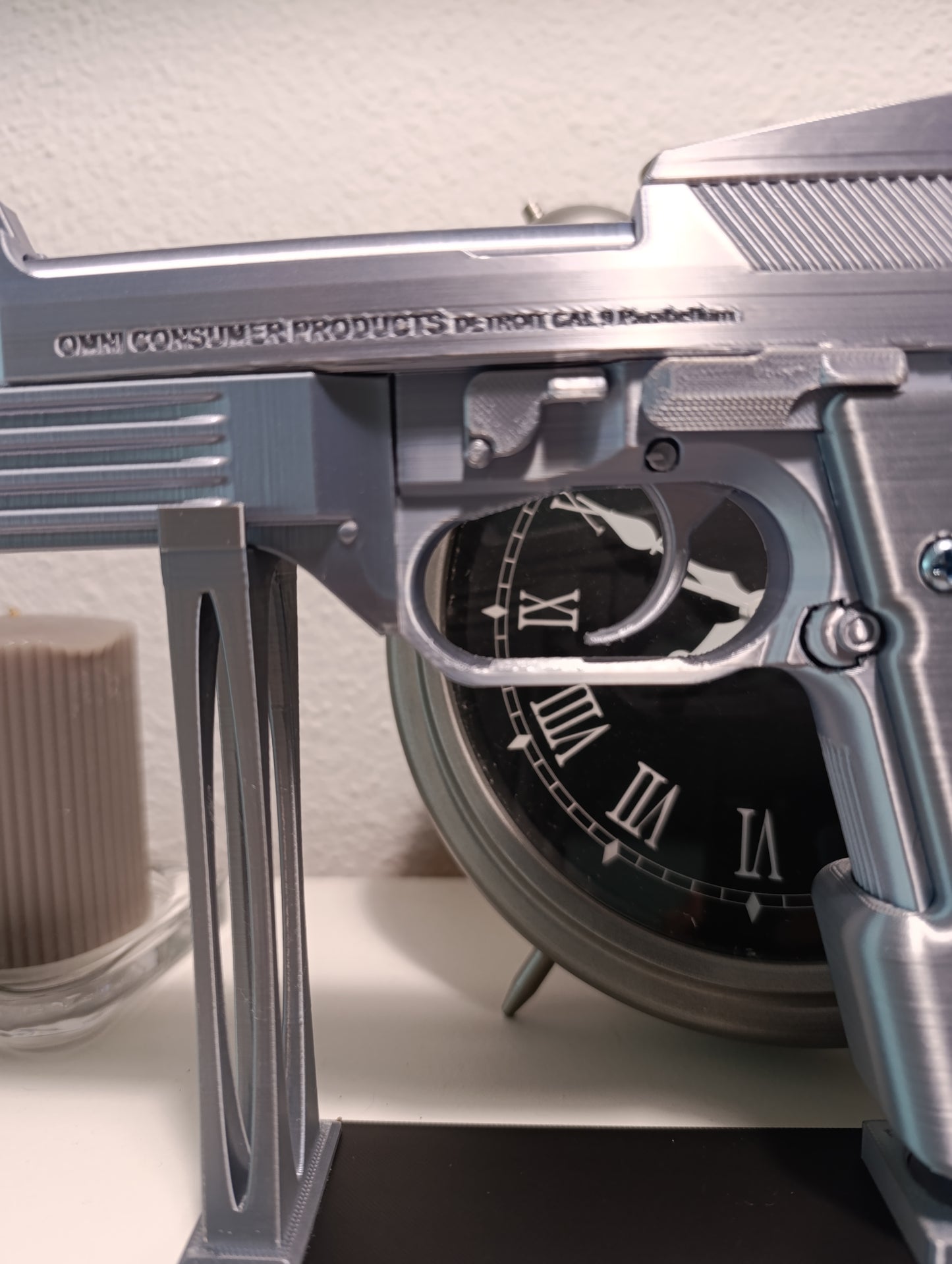 RÉPLICA DECORATIVA DE EXHIBICIÓN PISTOLA DE ROBOCOP 1987