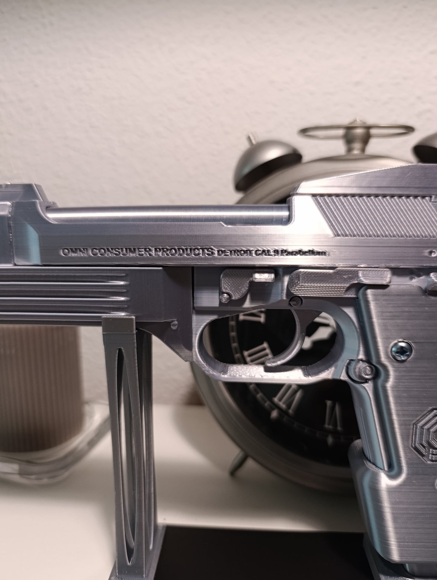 RÉPLICA DECORATIVA DE EXHIBICIÓN PISTOLA DE ROBOCOP 1987