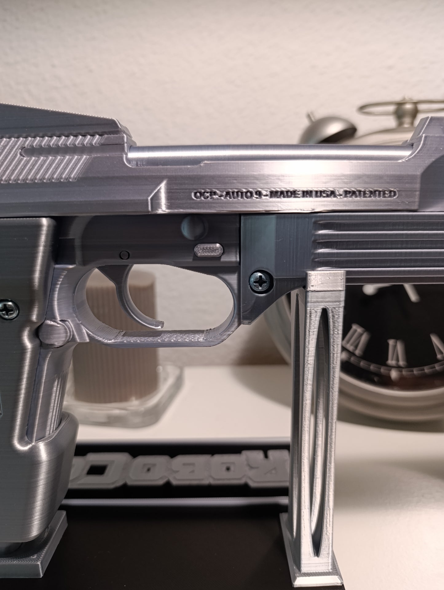 RÉPLICA DECORATIVA DE EXHIBICIÓN PISTOLA DE ROBOCOP 1987