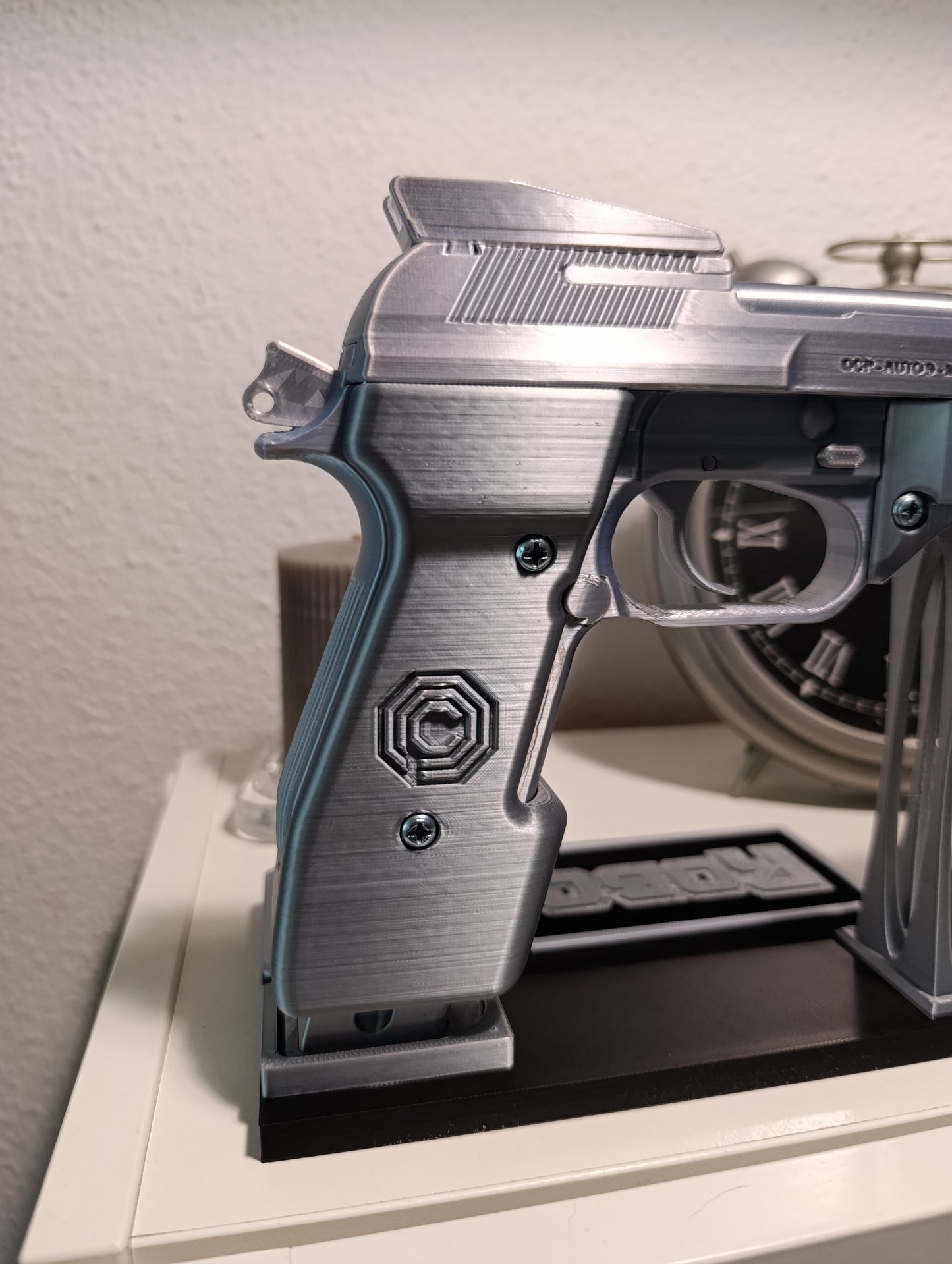 RÉPLICA DECORATIVA DE EXHIBICIÓN PISTOLA DE ROBOCOP 1987