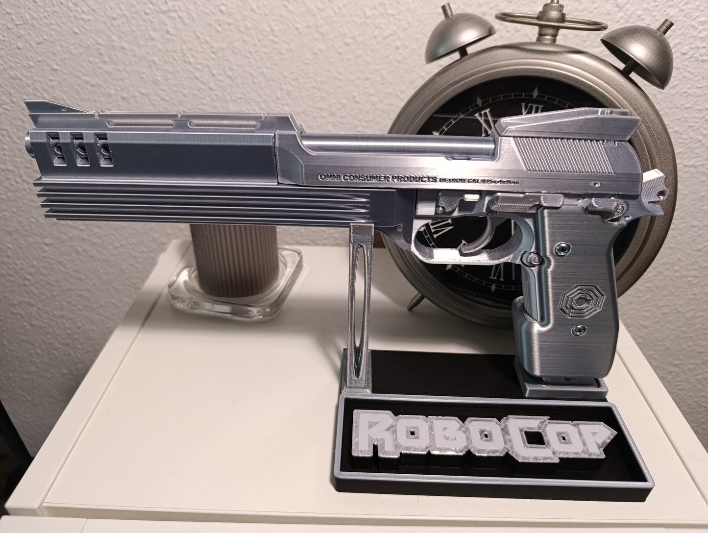 RÉPLICA DECORATIVA DE EXHIBICIÓN PISTOLA DE ROBOCOP 1987