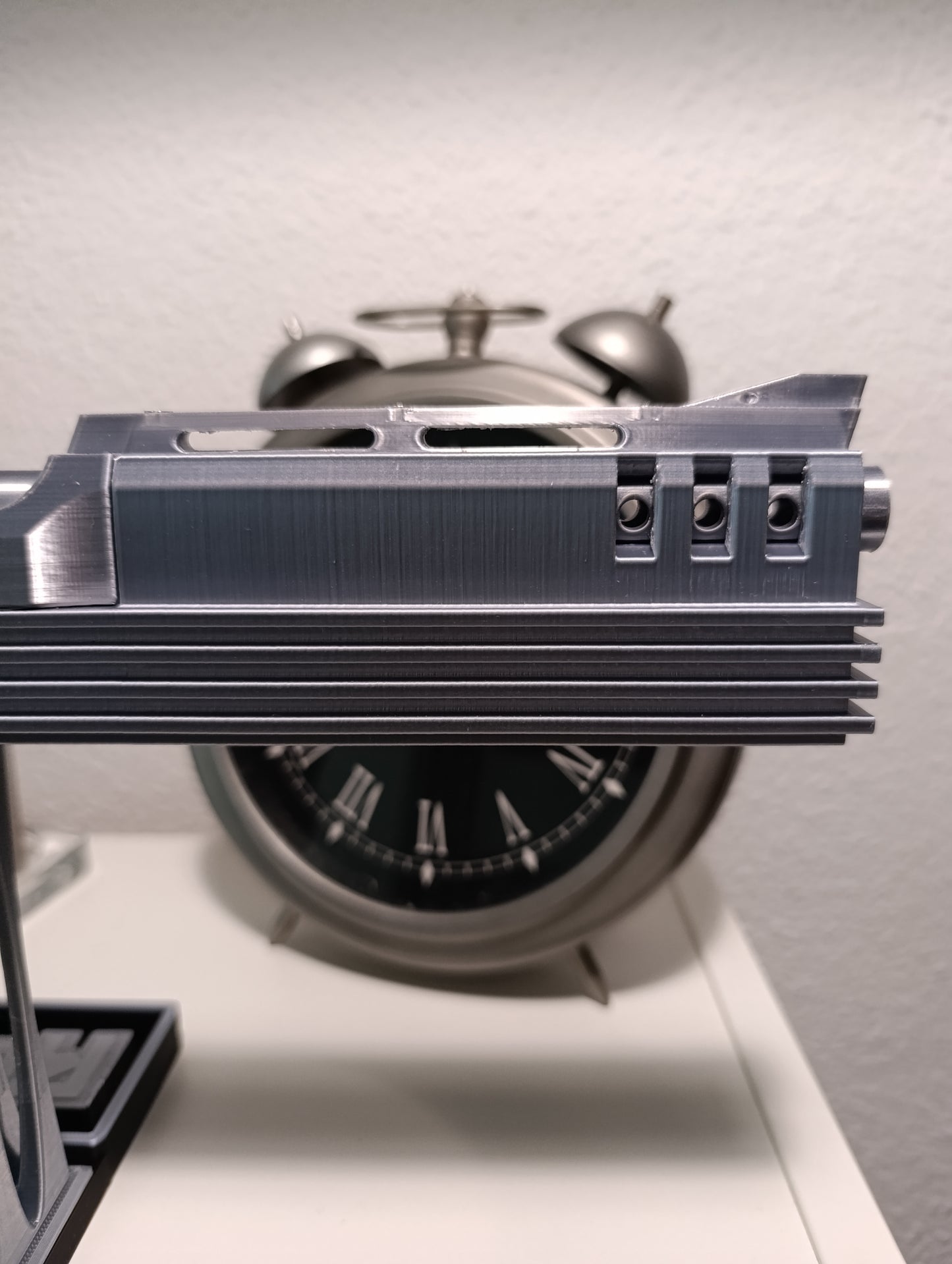 RÉPLICA DECORATIVA DE EXHIBICIÓN PISTOLA DE ROBOCOP 1987