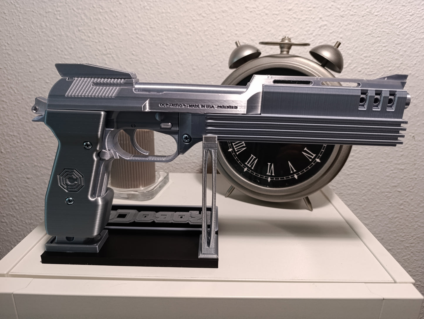 RÉPLICA DECORATIVA DE EXHIBICIÓN PISTOLA DE ROBOCOP 1987