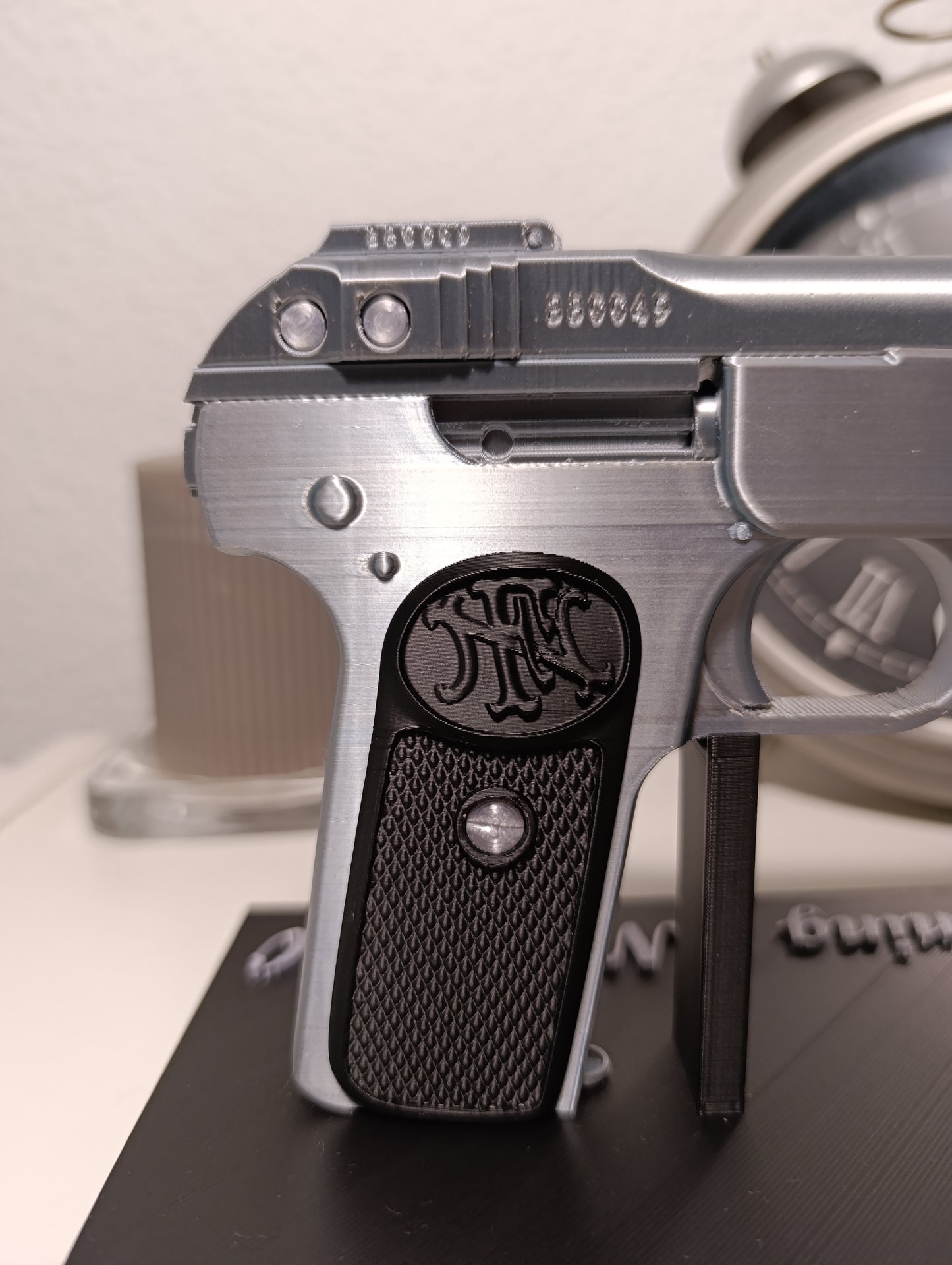 RÉPLICA DECORATIVA DE EXHIBICIÓN DE PISTOLA BROWNING FN M1900
