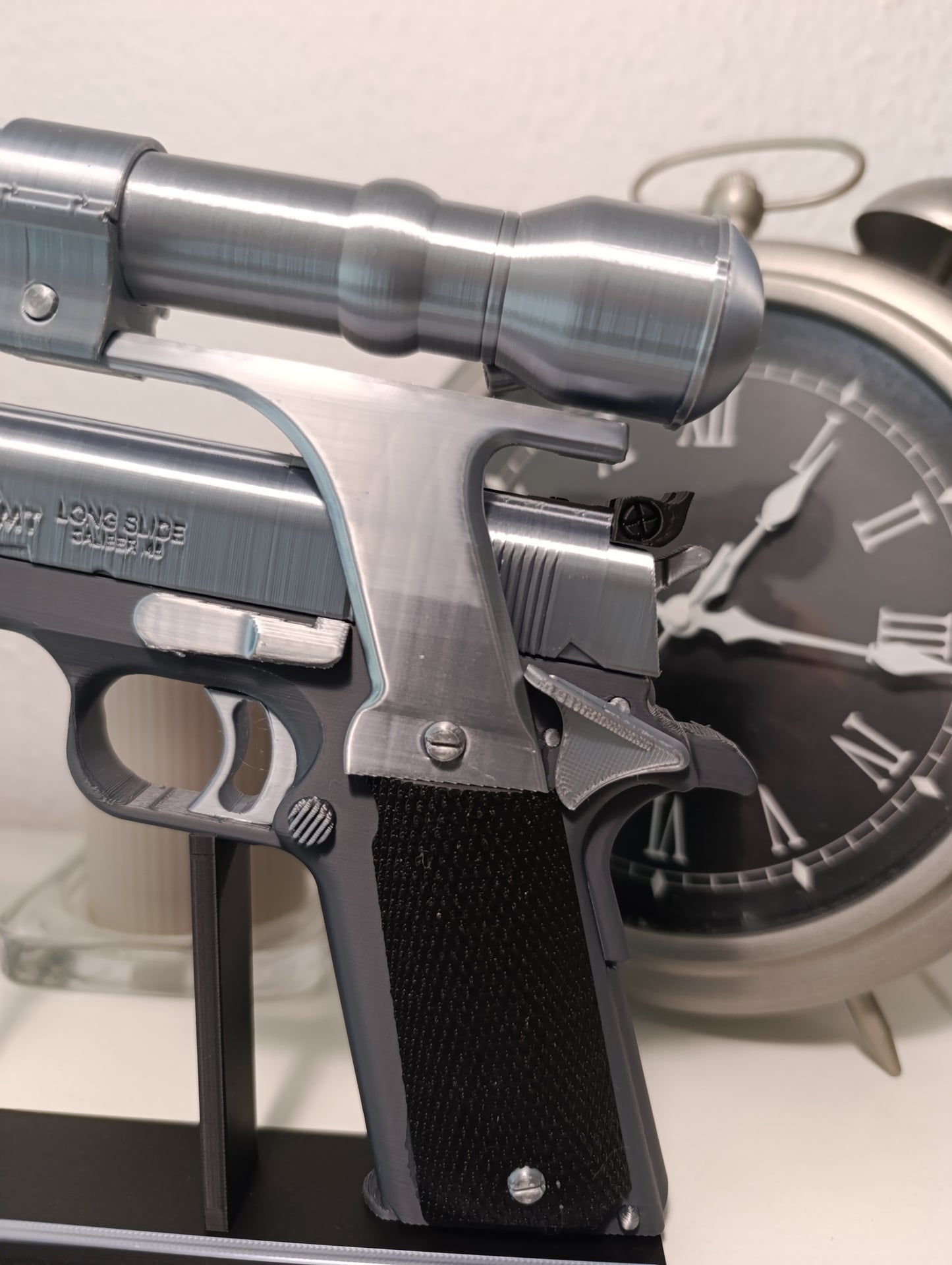 REPLICA DECORATIVA DE EXHIBICIÓN PISTOLA AMT Hardballer .45 Longslide de Terminator 1984