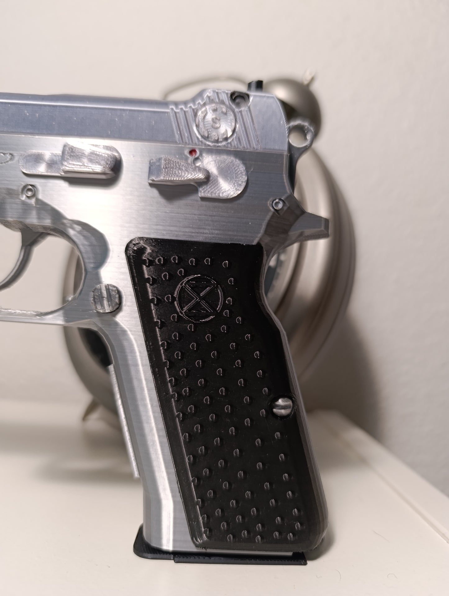 RÉPLICA DECORATIVA DE EXHIBICIÓN PISTOLA BREN TEN