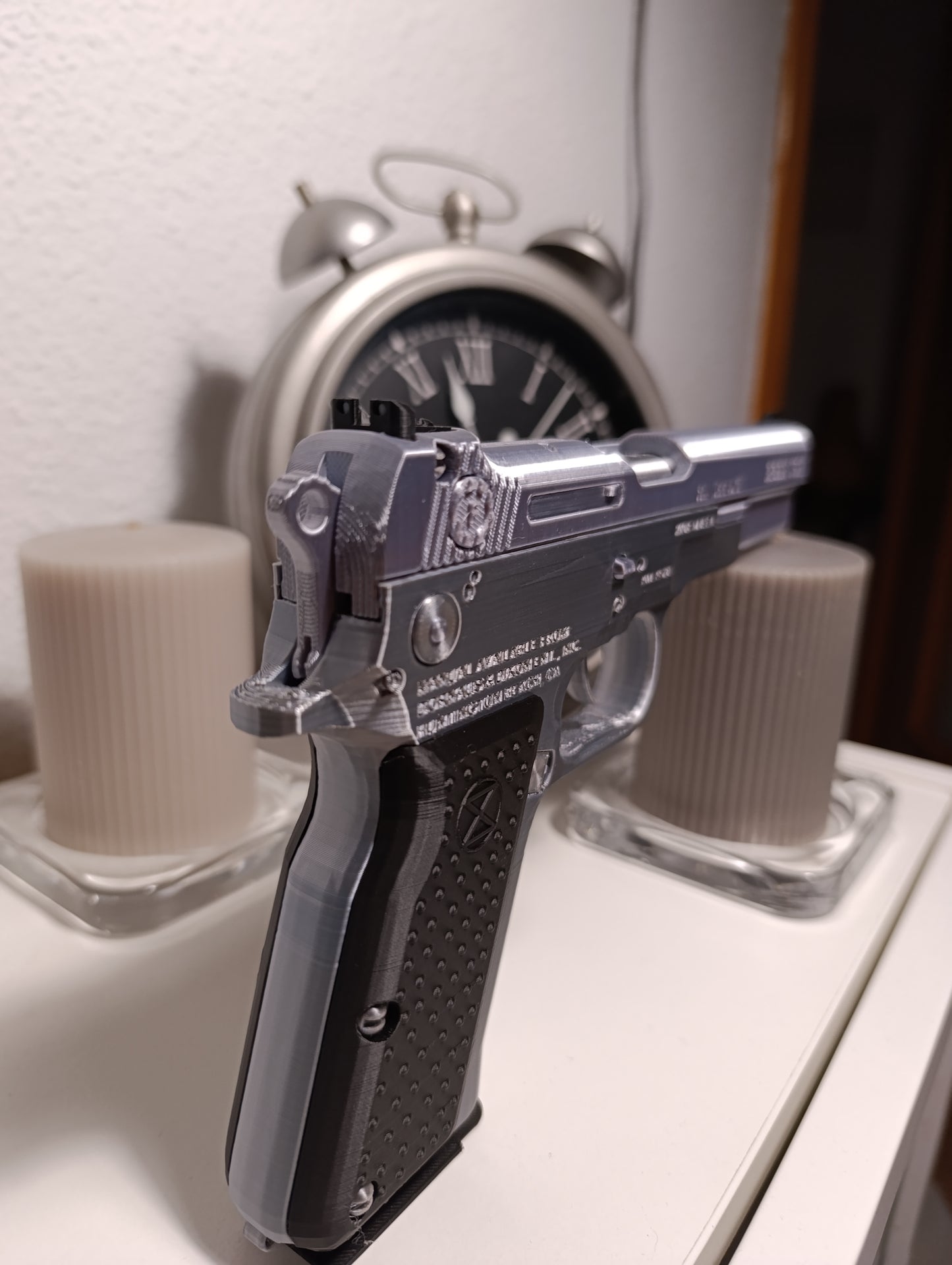 RÉPLICA DECORATIVA DE EXHIBICIÓN PISTOLA BREN TEN