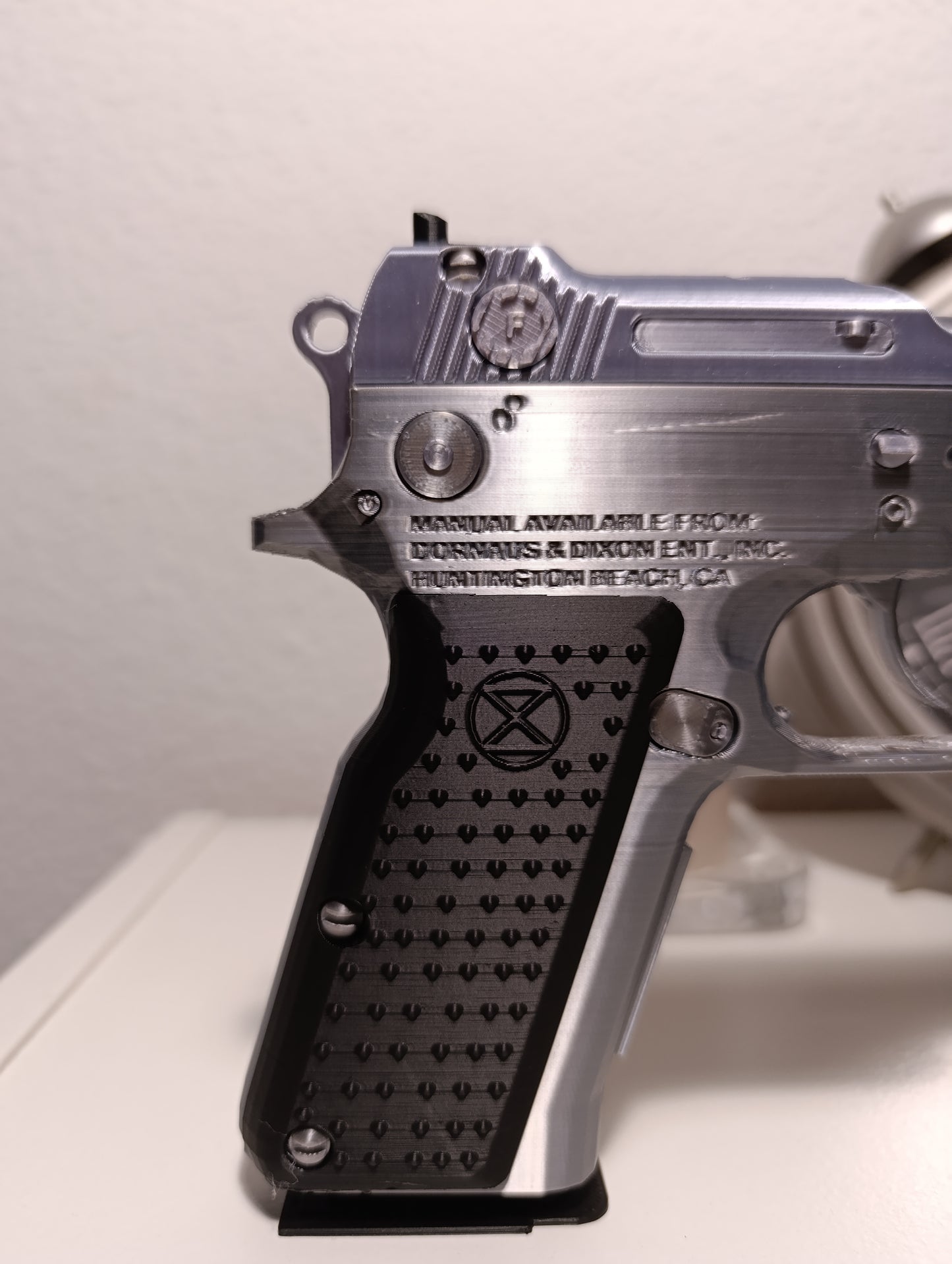 RÉPLICA DECORATIVA DE EXHIBICIÓN PISTOLA BREN TEN