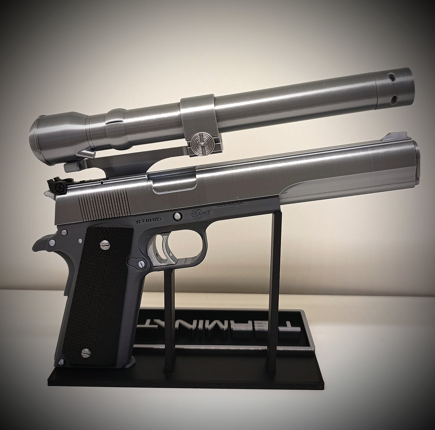 REPLICA DECORATIVA DE EXHIBICIÓN PISTOLA AMT Hardballer .45 Longslide de Terminator 1984