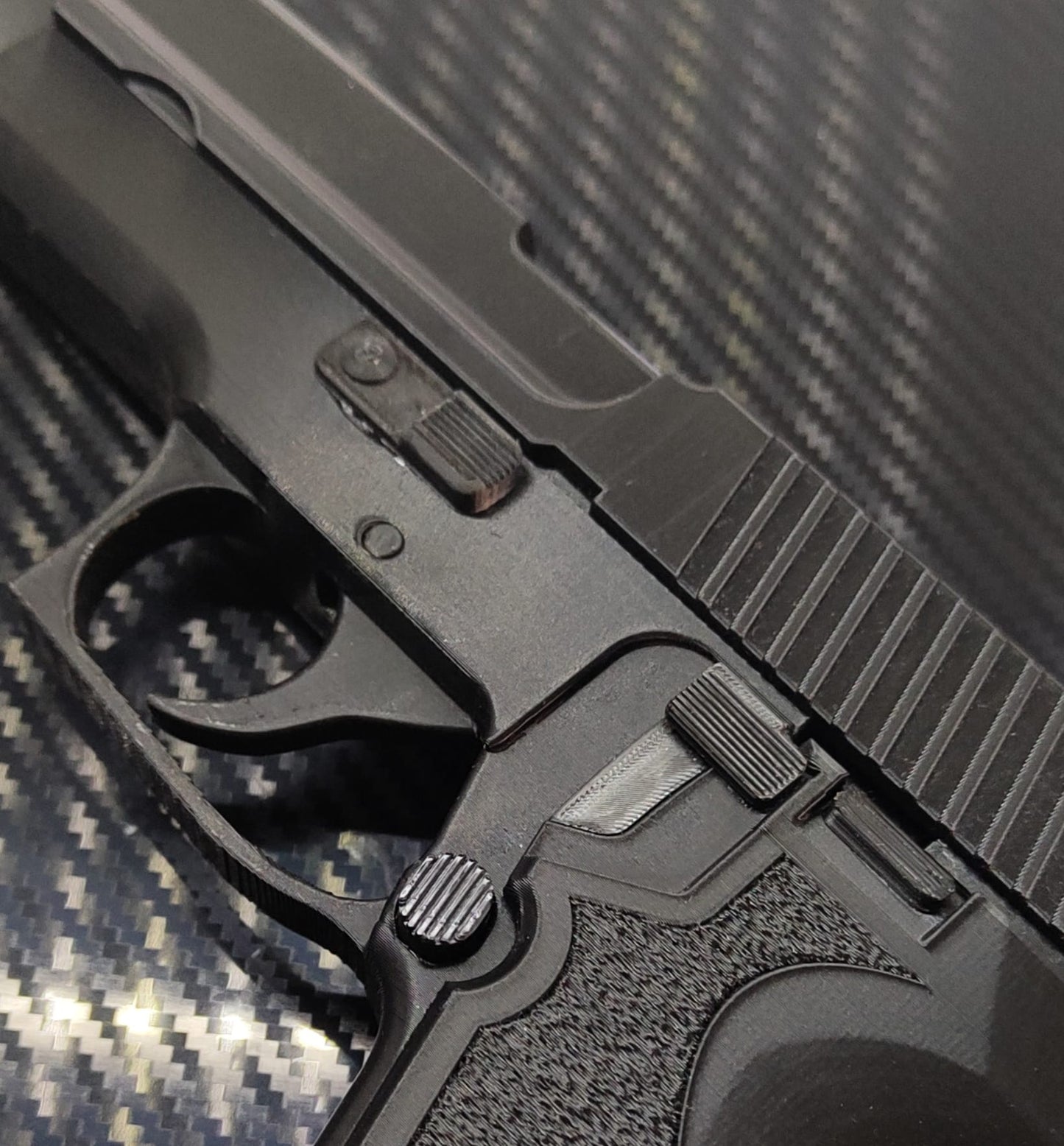 RÉPLICA DECORATIVA DE EXHIBICIÓN PISTOLA SIG-SAUER P220